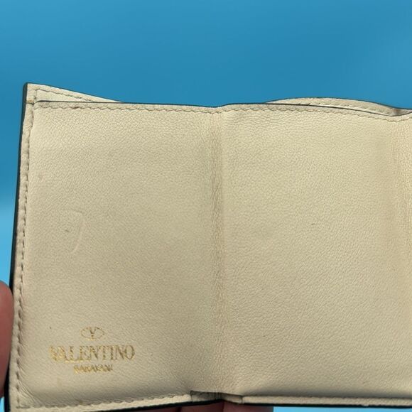 Valentino-Cream Leather Rockstud Trifold Wallet- COA and dust bag included - Picture 9 of 10